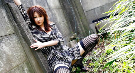 Rangy japanese young Reina Mizuki in foot fetish show 