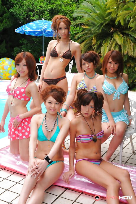 Japanese teen gfs in sexy swimsuits shown their beauty at the pool
